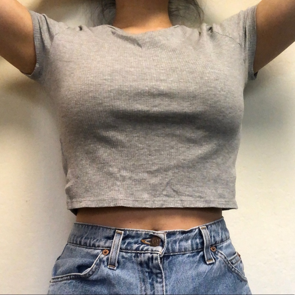 Super cute cropped ribbed gray basic t-shirt